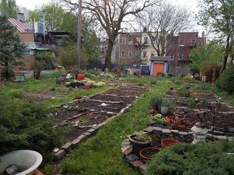 community garden - 165 New York Ave