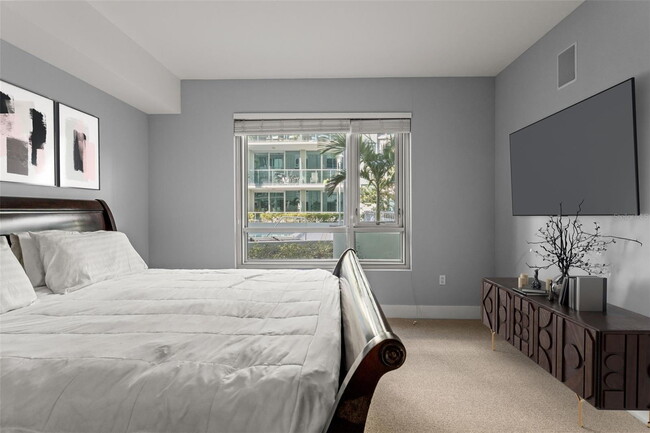 Building Photo - Modern 2 Bed/2 Bath Condo