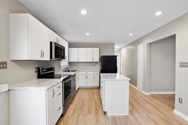 Building Photo - Pet Friendly Rental with no carpet!