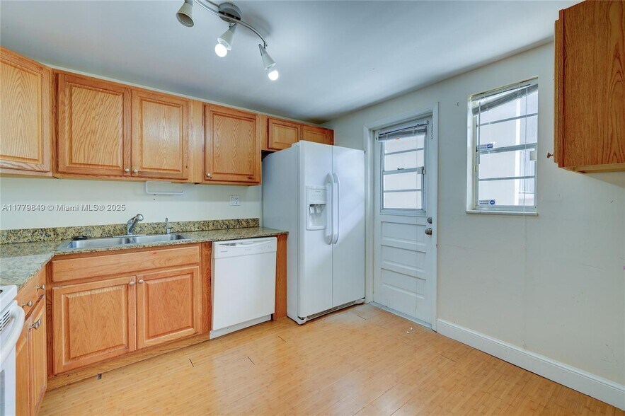 Building Photo - 8141 SW 24th Ct