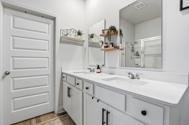 Building Photo - 564 Foxtail Dr