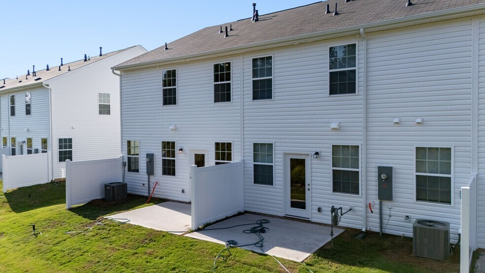 Building Photo - 18 Twiggs Ln