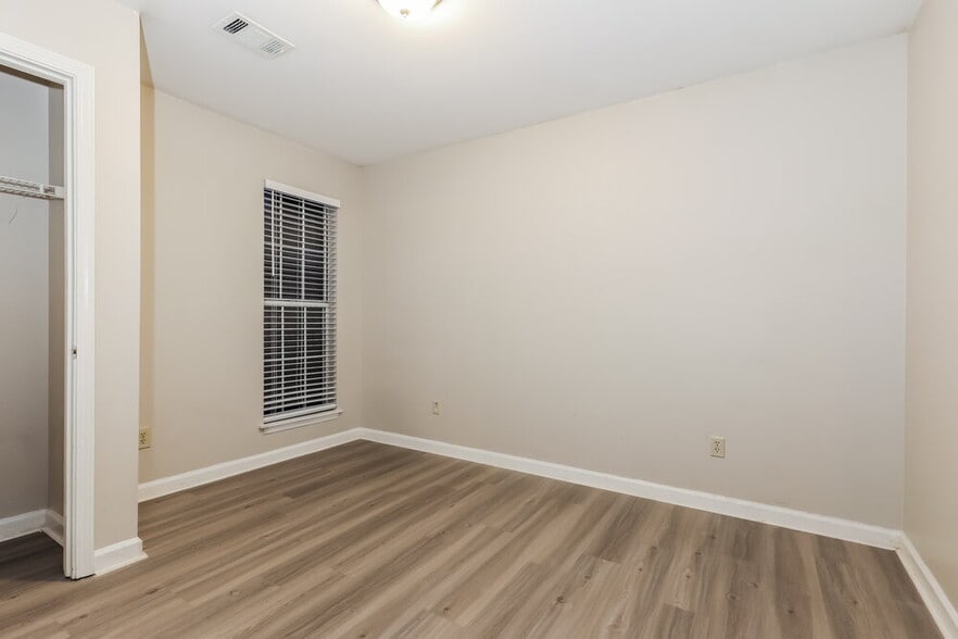 Building Photo - 403 Streamview Ln