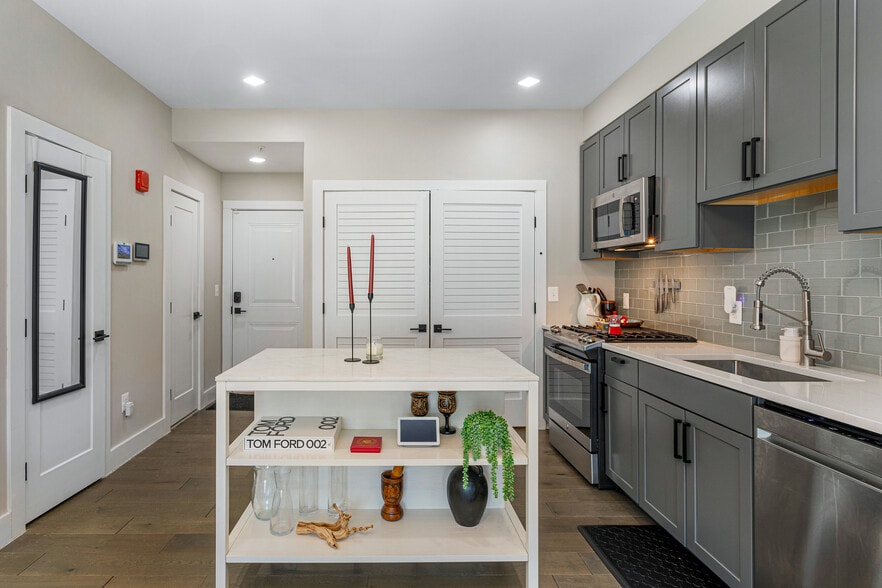 Building Photo - 1028 Bladensburg Rd NE