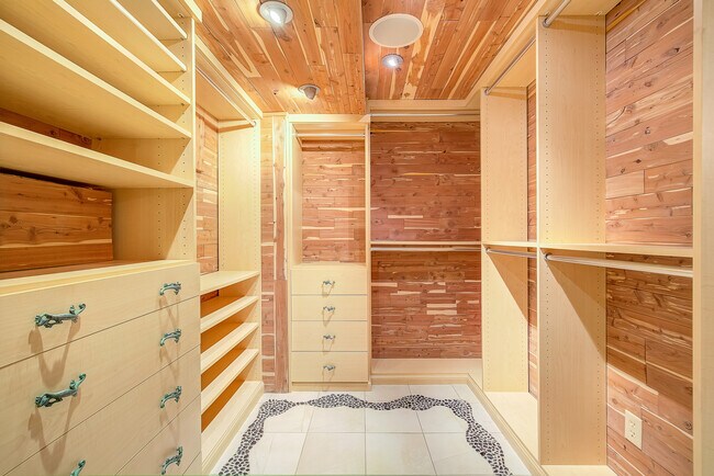 Building Photo - 8280 Queen St