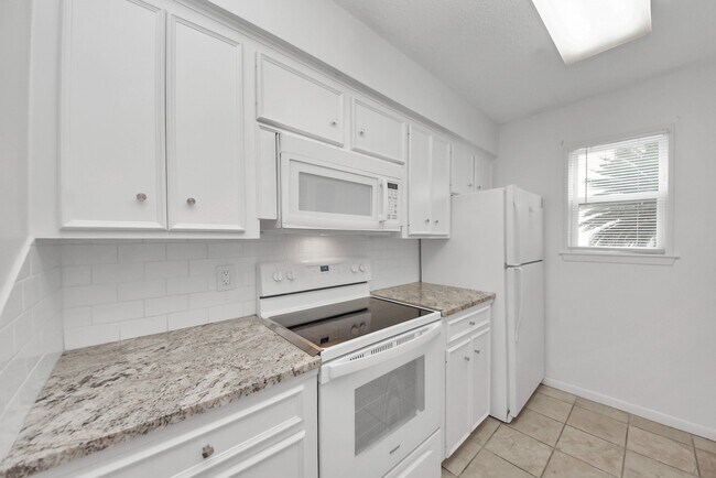 Building Photo - 2744 Briarhurst Dr