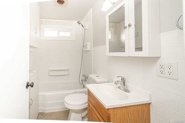 Building Photo - Updated Home W/ Detached Garage