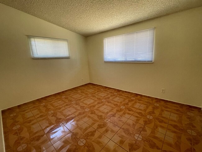 Building Photo - Apple Valley, 3 Bedroom, 2 Bathrooms, 1/2 acre property, Fully fenced