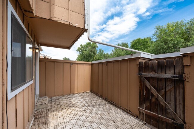 Building Photo - 2 bedroom 2 1/2 bath Updated townhome in Lakewood!