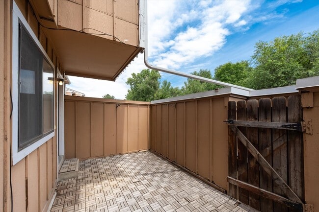 Building Photo - 2 bedroom 3 bath Updated townhome in Lakewood!