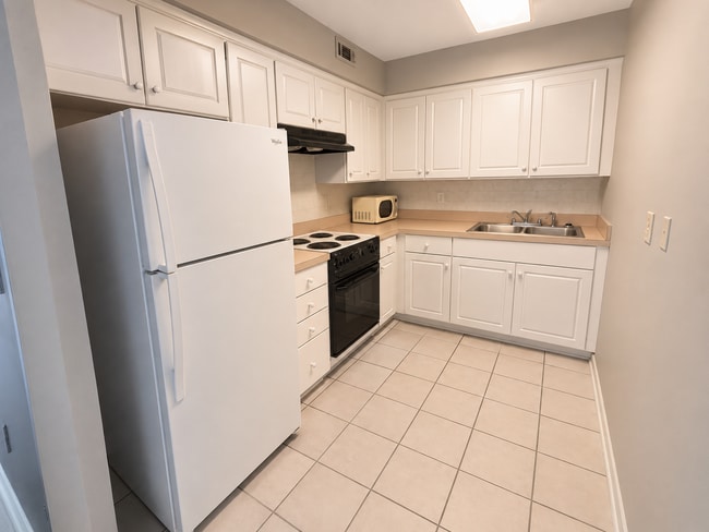 Building Photo - Affordable Beach Living! 1BR Apartment with Large Storage Closet & Central AC