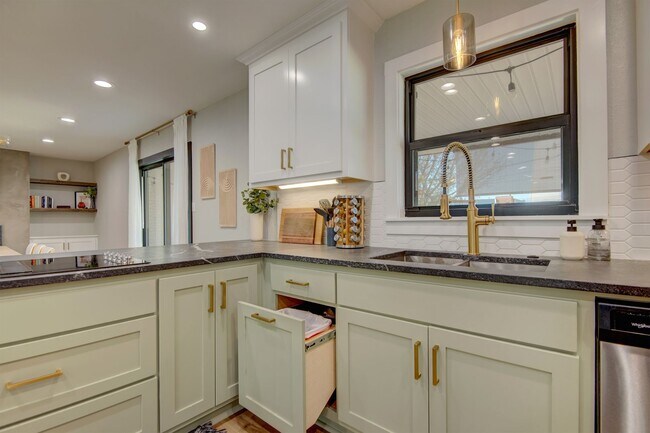 Building Photo - Gorgeous, updated home, turn-key and ready...