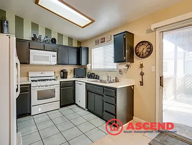 Building Photo - Cute Home Located Near Shopping in the Ros...