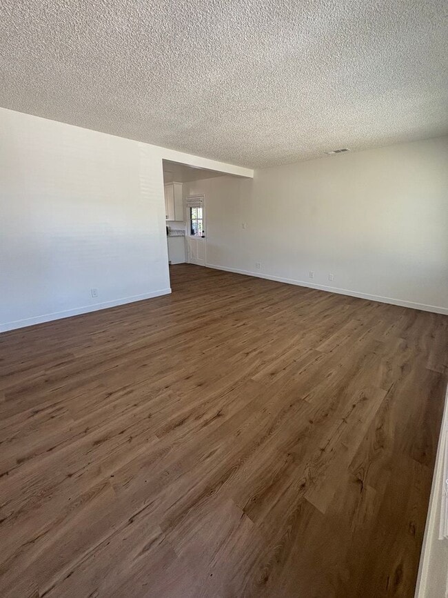 Building Photo - Lovely 3 Bedroom 1 Bath House with Garage