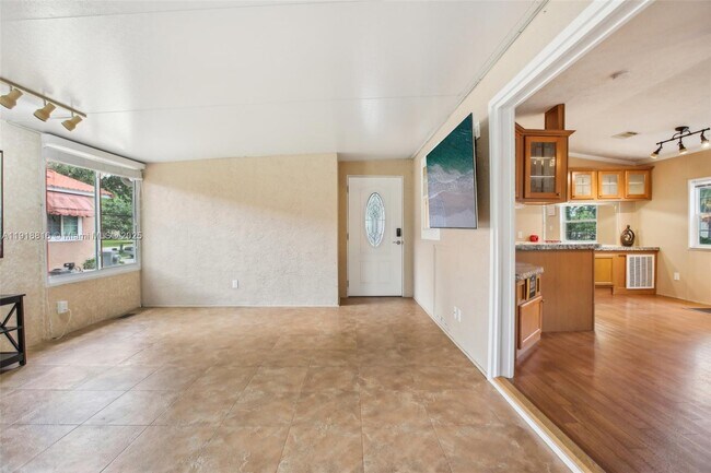 Building Photo - 6621 La Mesa Rd