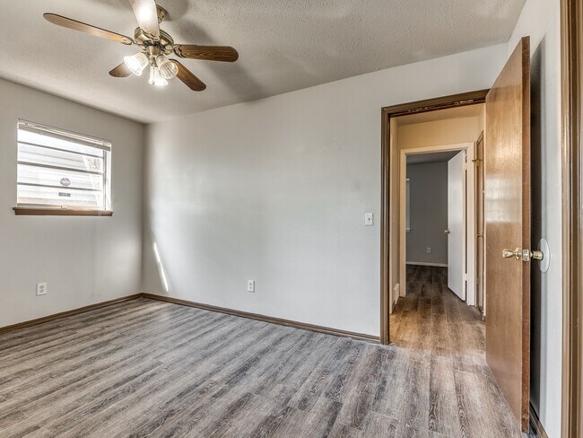 Building Photo - 604 Greenvale Rd