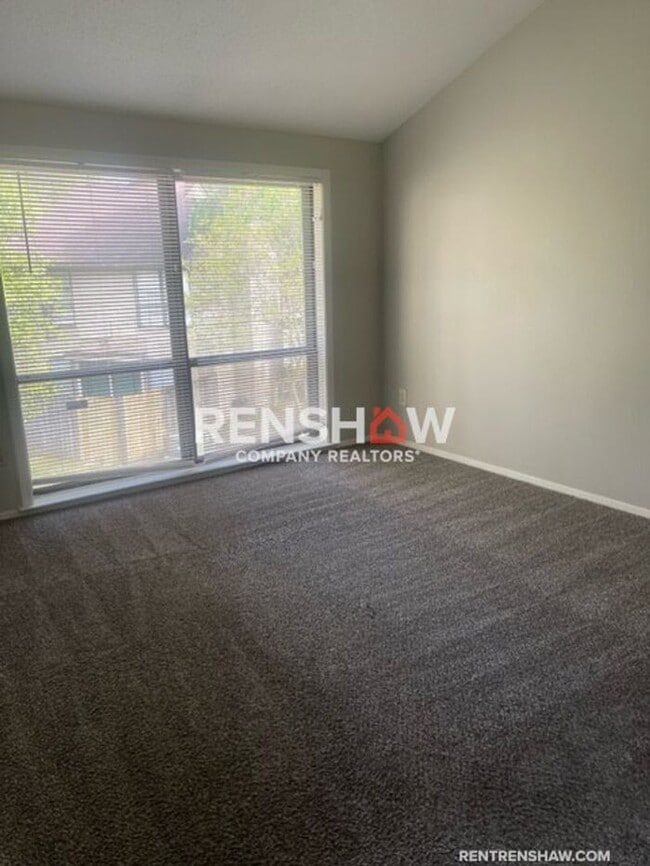 Building Photo - Unique 3 Bed / 2.5 Bath Condo - Move in Re...