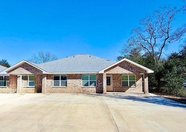 Building Photo - 2168 Paloma St