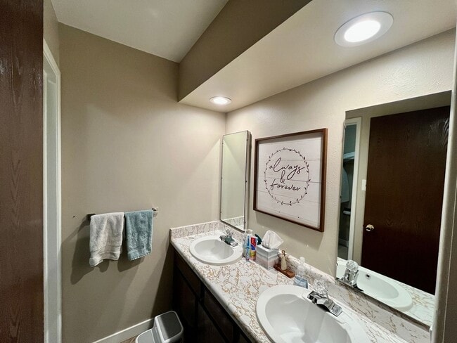 Building Photo - Beautiful 4 bed 2.5 bath in Hampden neighborhood!