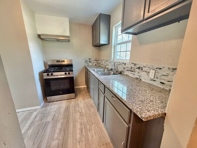 Building Photo - 2 bed cute home