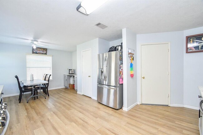 Building Photo - 20418 Linden Tree Dr
