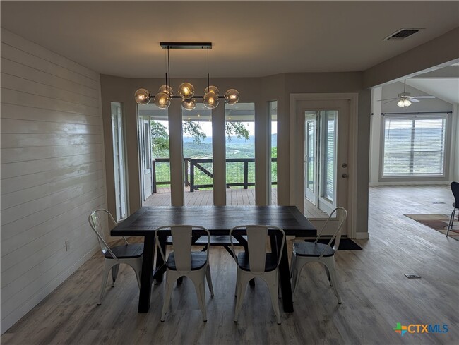 Building Photo - 744 Hill Top Dr