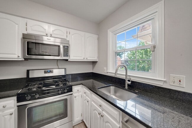 Building Photo - Updated // 3 Bedroom 2 Bathroom Condo // A...