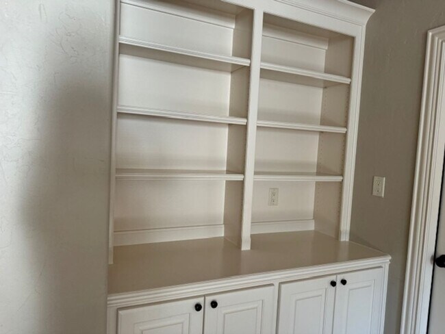 Building Photo - 4/3/2/2 Hallsville ISD Fenced Yard and Pool