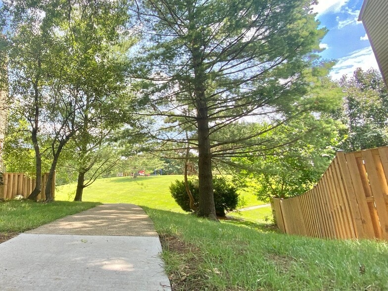 Building Photo - 7351 Crestleigh Cir