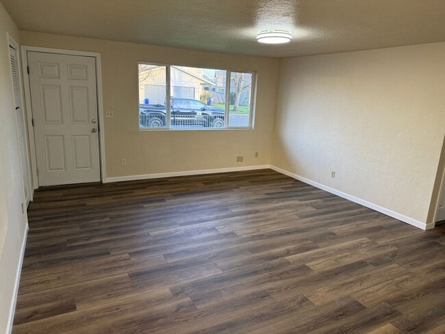 Building Photo - Updated 3 bedroom 1 bathroom house!