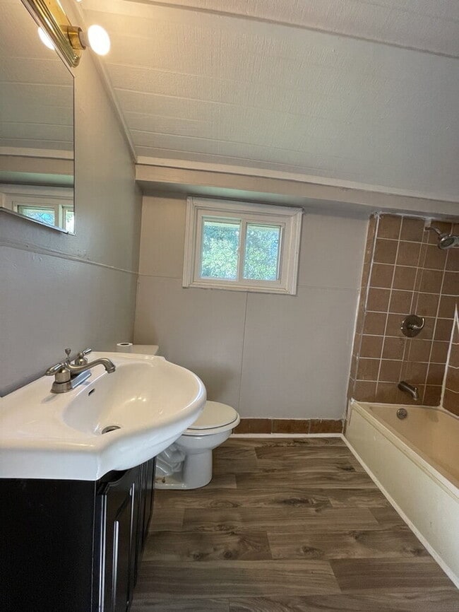 Building Photo - 419 Douglas St