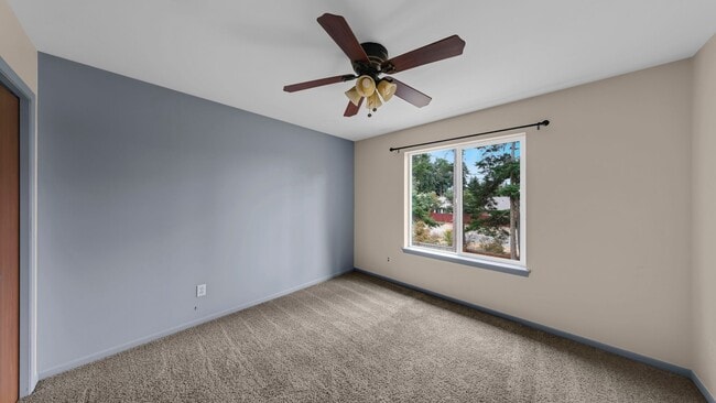 Building Photo - 3 Bed 2.5 Bath - Townhome - Pet Friendly - NAS Whidbey