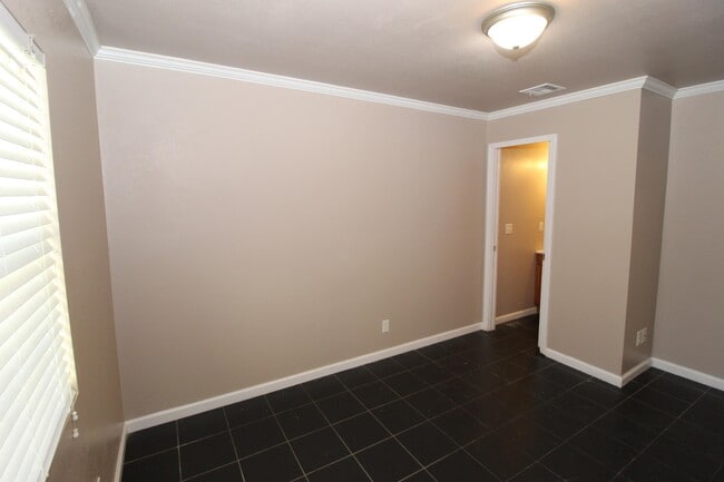 Building Photo - 709 N 12th Pl