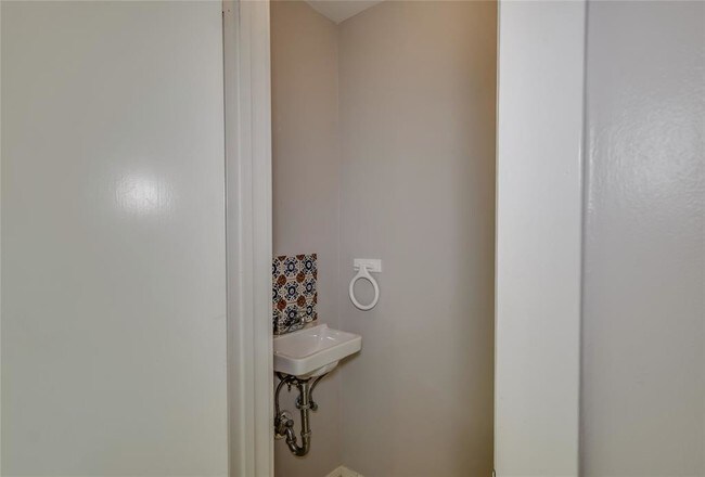 Building Photo - 908 Kipling St