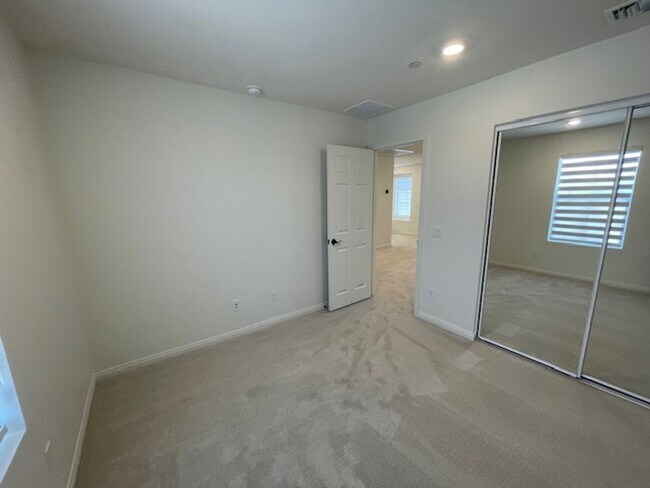 Building Photo - Newer Condo Over 2000 sq feet in Ontario