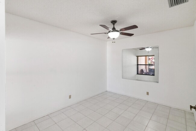 Building Photo - 7842 Villa Nova Dr N