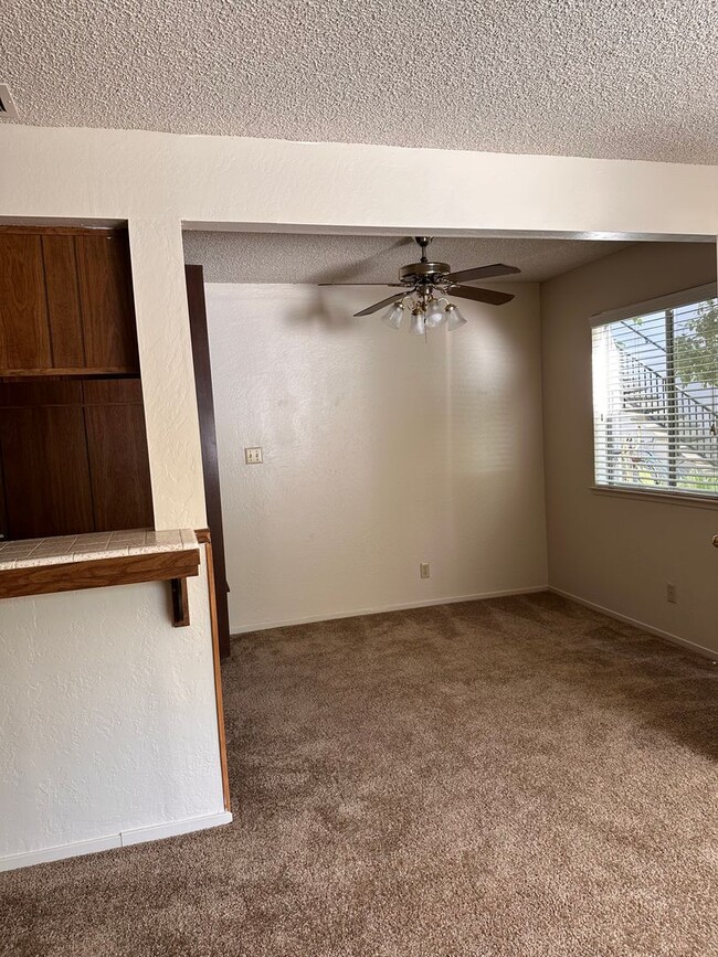 Building Photo - Charming 2-Bedroom Townhome in North Davis...