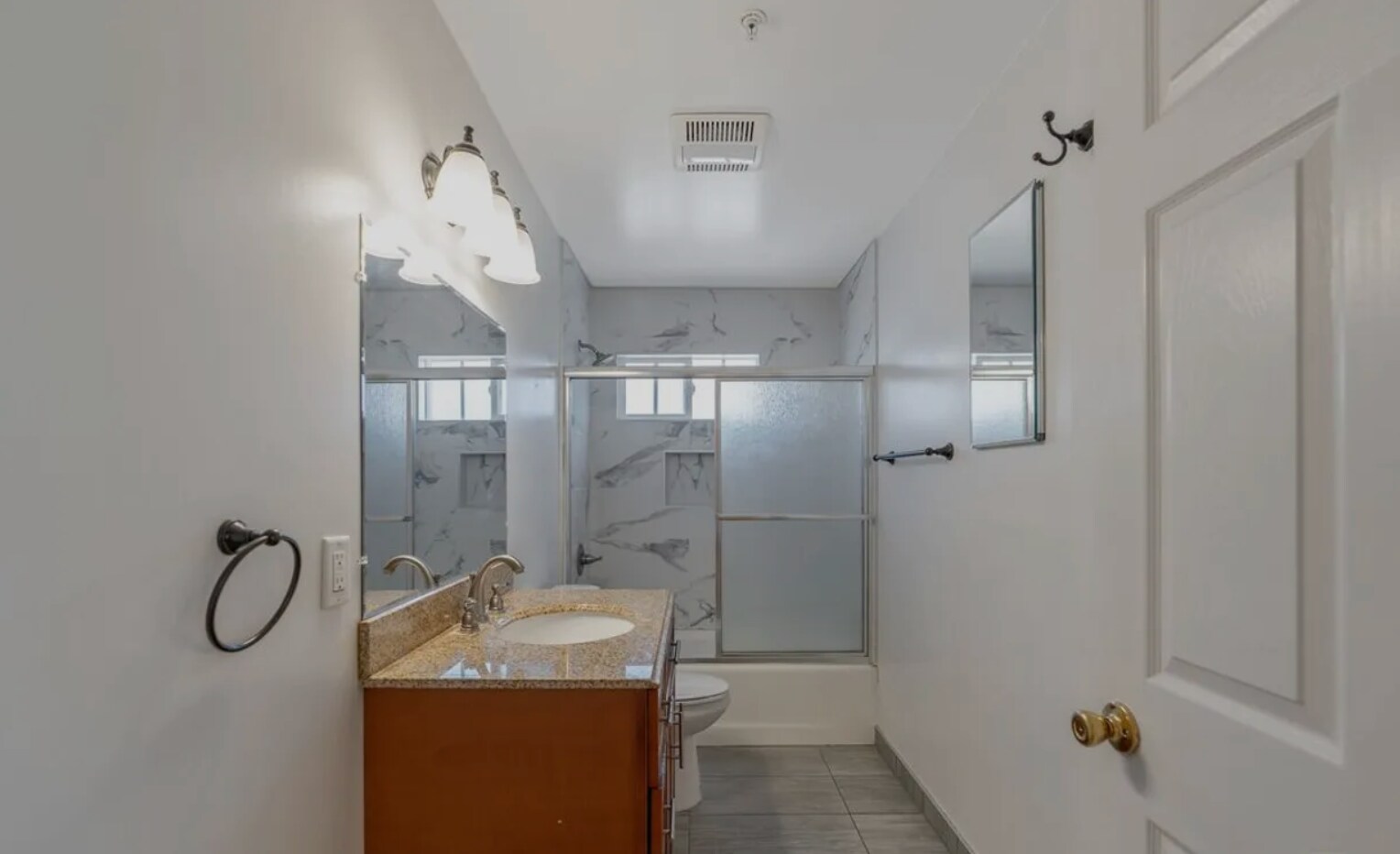 Building Photo - 2020 Hillcrest Dr