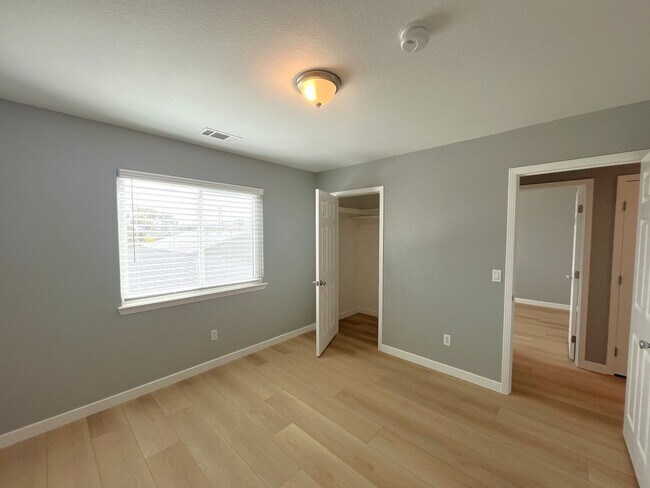 Building Photo - Beautifully Renovated Upstairs unit w/View...