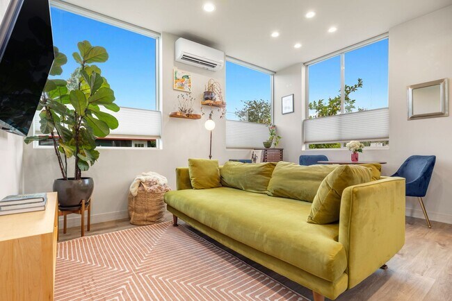 Building Photo - Ballard Townhouse, 2bed/2bath, Roof Top Deck