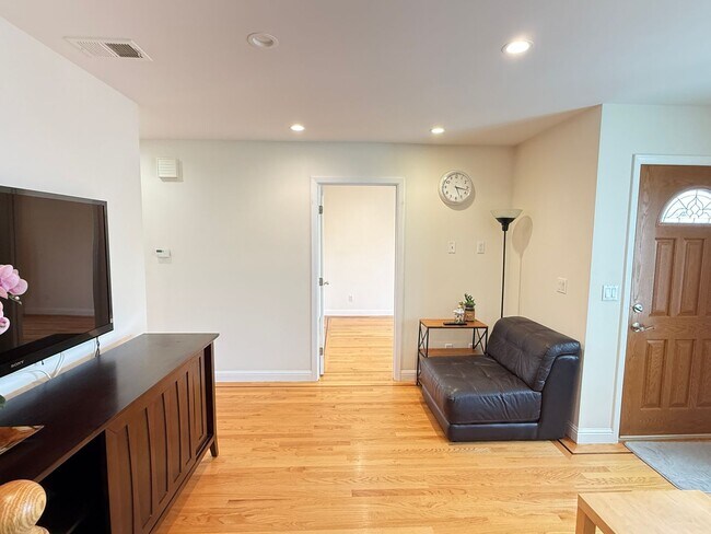 Building Photo - 882