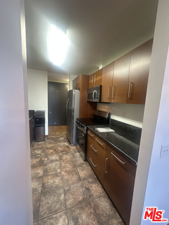 Building Photo - 100 S Doheny Dr