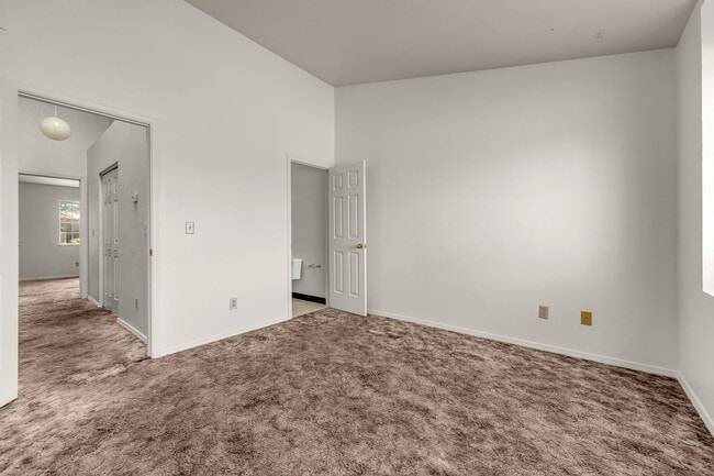 Building Photo - One car garage Townhouse