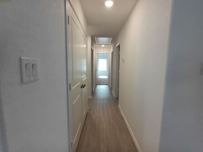 Building Photo - Modern 4 Bedroom Home in Silos Community!