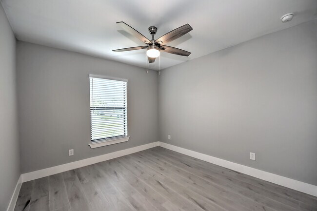 Building Photo - 231 SW 47th Ter