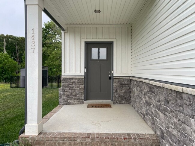 Building Photo - 4 Bedroom Pet Friendly Home For Rent with Club House, Comm. Pool, & Comm Gym Access!