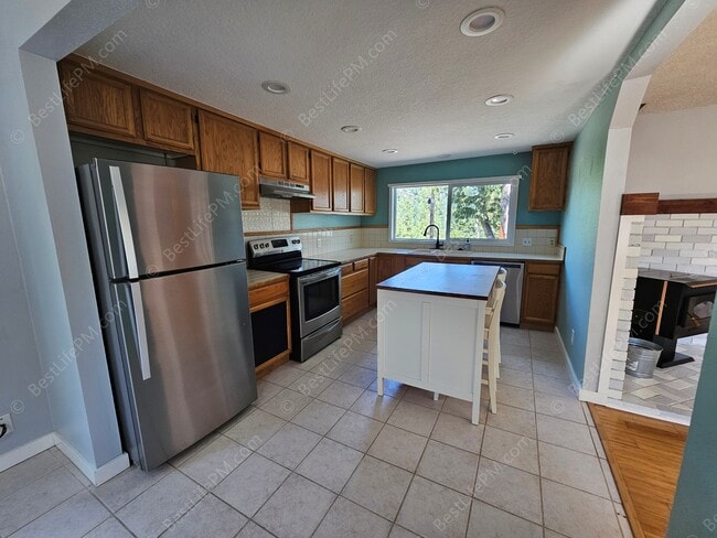 Building Photo - 408 SE Kibling St