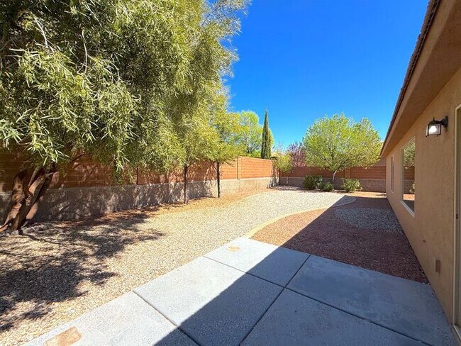 Building Photo - 3 bed, 2 bath home with 2 car garage