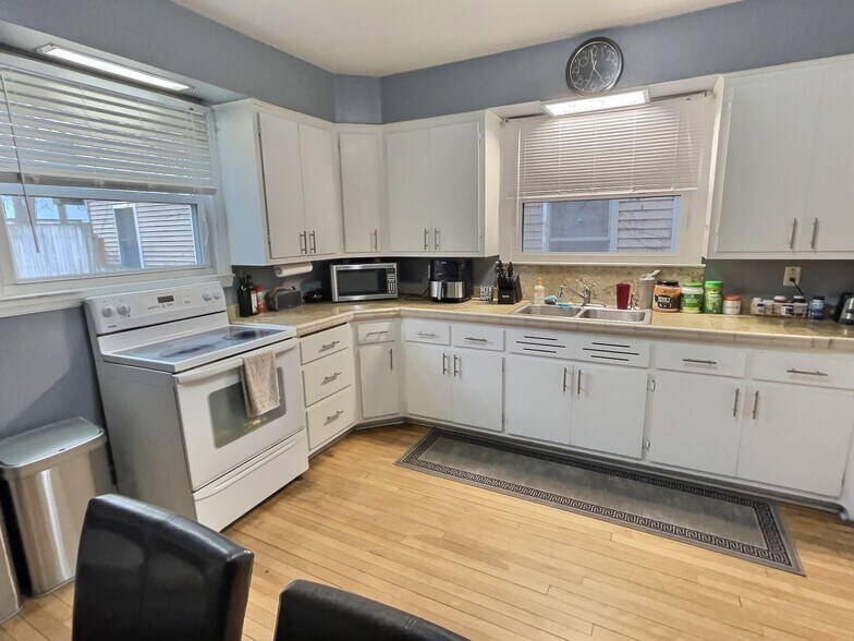 Building Photo - 2634 N Bartlett Ave