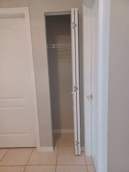 Building Photo - 2250 Candlewood Ln E